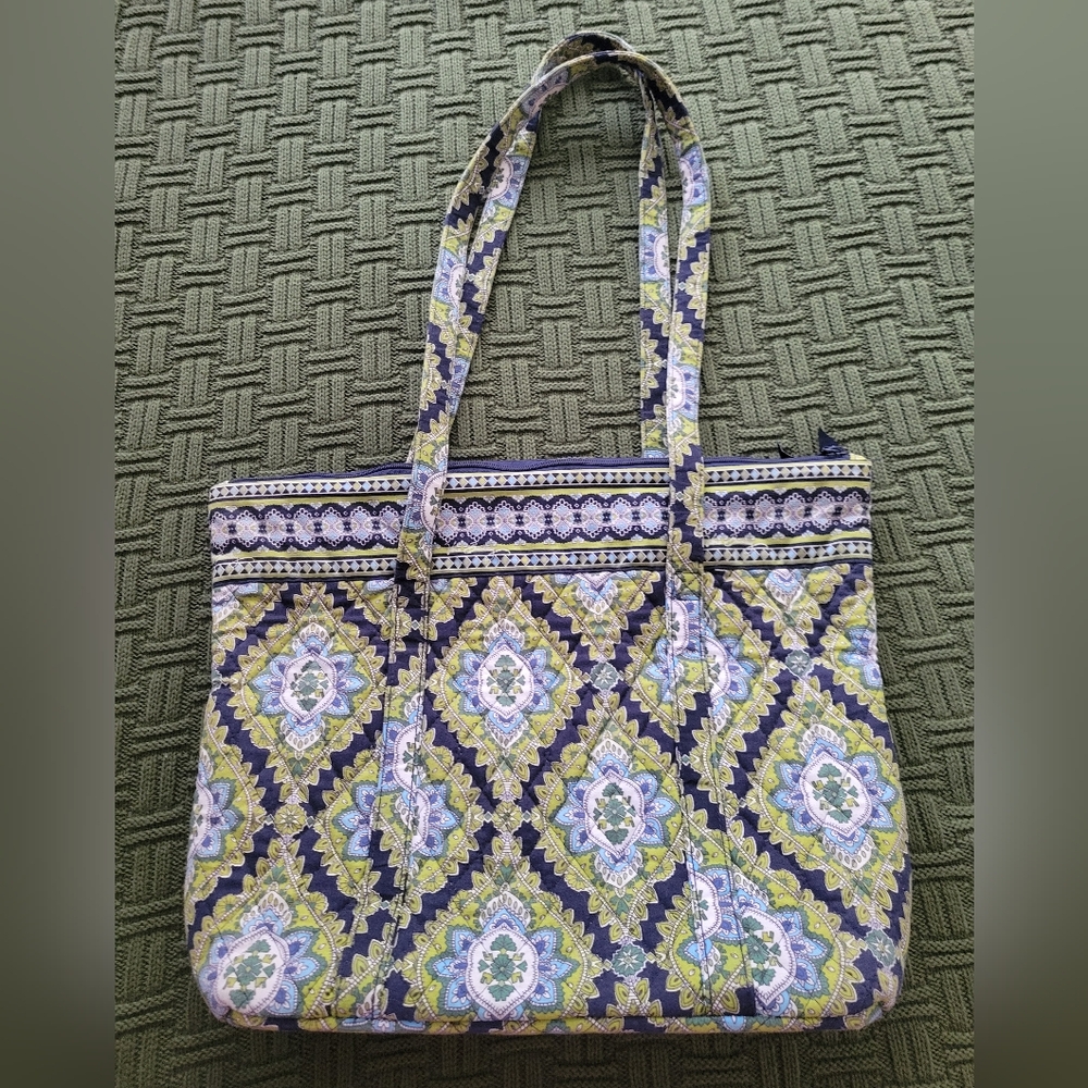 Vera Bradley Bag, Beautiful pattern in green, black, blues.